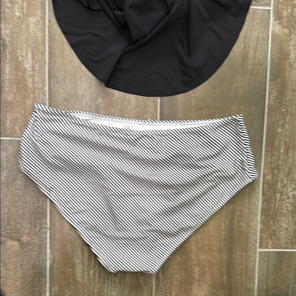 Stylish Black and White Women's Bikini Set - Picture 5 of 6